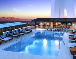 The STRAT Hotel, Casino and Skypod Havuz