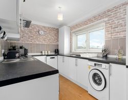 Three Bedroom Apartment by Klass Living Serviced Accommodation Coatbridge - Berwick Apartment With WiFi &Parking Mutfak