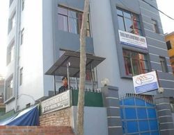 Three Boys Apartment and Guest House Dış Mekan
