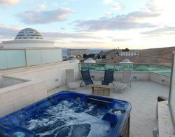 Top Residence in Eilat Terrace with Hot Tub Oda Düzeni
