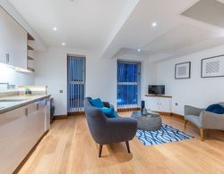 Tower Hill City Centre Luxury Apartments Oda Manzaraları