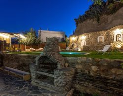 Traditional Cave House With Swimming Pool Near to City Center. Cueva del Cadí Dış Mekan
