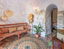 Traditional Cave House With Swimming Pool Near to City Center. Cueva del Cadí İç Mekan