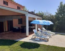 Tranquil Holiday Home in Pula With Swimming Pool Oda Düzeni