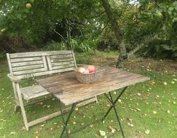 Tranquil Wood Cabin set in a Beautiful Orchard Oda Düzeni