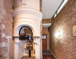 Unique Apartment In Historic Mansion İç Mekan