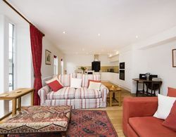 Up-market one Bedroom Apartment Just Minutes From the River Thames. Broughton rd Oda Düzeni