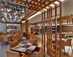 V Hotel Dubai, Curio Collection by Hilton Yeme / İçme