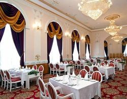 Versailles Hotel Yerinde Yemek