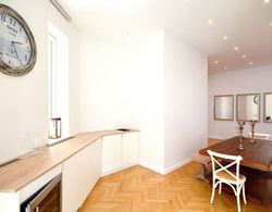 Vienna Residence Colossal Apartment With Balcony and Space for 8 Guests Oda Düzeni