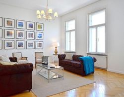 Vienna Residence Colossal Apartment With Balcony and Space for 8 Guests Oda Düzeni