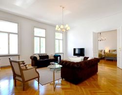 Vienna Residence Colossal Apartment With Balcony and Space for 8 Guests Oda Düzeni