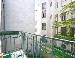 Vienna Residence Colossal Apartment With Balcony and Space for 8 Guests Oda Düzeni