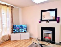 Warm City View 2-bed Apartment in Aberdeen Oda Düzeni