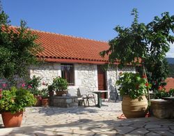 Welcoming Holiday Home With Garden in Leonidio Dış Mekan