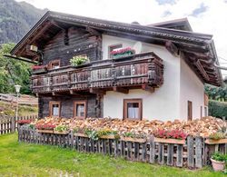 Welcoming Holiday Home With Garden in Tyrol Dış Mekan