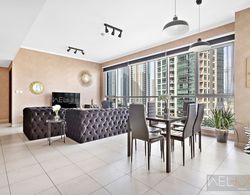 WelHome - Luxurious apartment with Burj Khalifa views İç Mekan