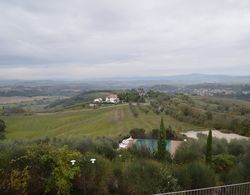Apartment With Private Garden in Tuscany Dış Mekan