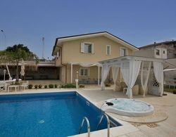 Villa with Salt Water & Heated Pool & Hot Tub near sea Dış Mekan
