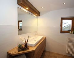 Wooden Chalet in Zell am Ziller With Terrace and Views Banyo Tipleri