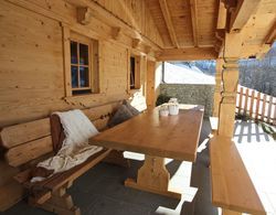 Wooden Chalet in Zell am Ziller With Terrace and Views Oda Düzeni