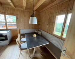 Wooden Holiday Home in Pill With Terrace Oda Düzeni