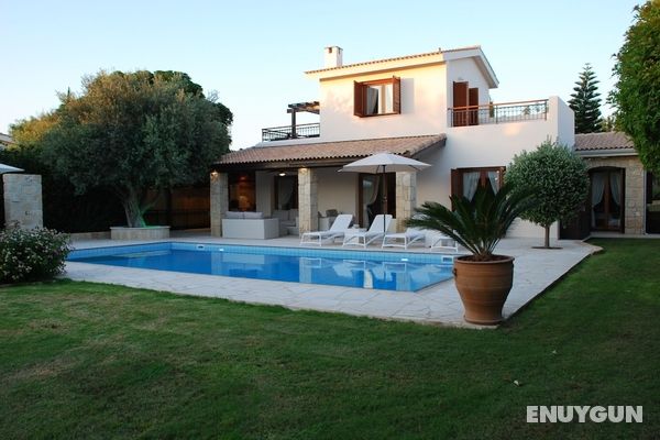 3 bedroom Villa Pera 12 with 10x5m private pool, within walking distance to resort village square, resort facilities, Aphrodite Hills Öne Çıkan Resim