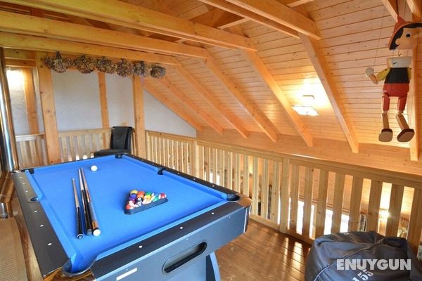Affluent Chalet in Septon with Whirlpool, Sauna, Hot Tub Genel