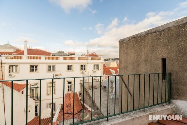 Attic Apartment With Balcony in Bairro Alto Oda Düzeni