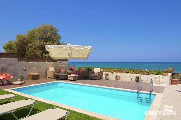 Beachfront Villa in Rethymno With a Private Pool and Garden Öne Çıkan Resim