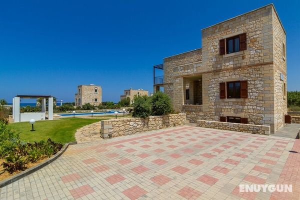 Beachfront Traditional Villa With Private Pool BBQ Close to Everything Oda