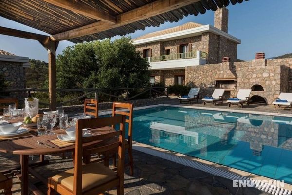 Beautiful 3-bed Sea Front Villa in Agios Nikolaos Öne Çıkan Resim