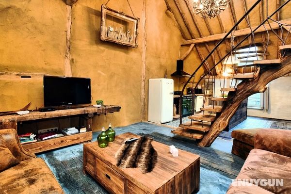 Beautiful, One-of-its-kind Home With a Sauna and Unique, Attractive Decor Oda Düzeni