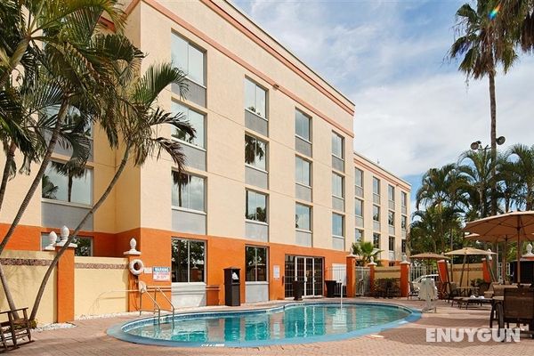 Best Western Fort Myers Inn & Suites Havuz