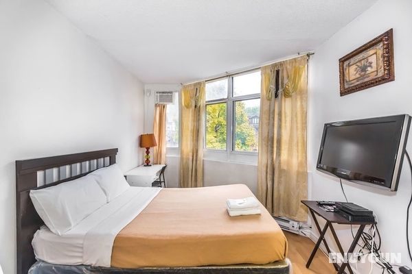 Budget Friendly Stay in Downtown Öne Çıkan Resim