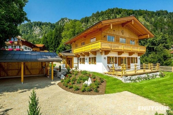 Chalet unter Weißblauem Himmel Öne Çıkan Resim