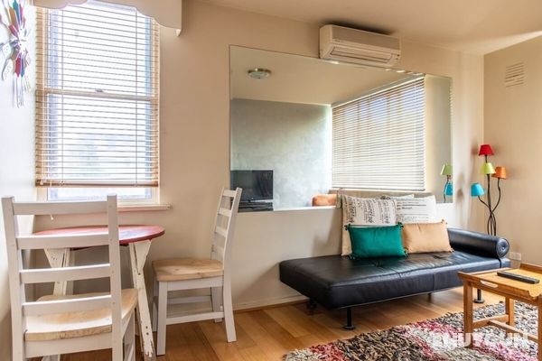 Charming 1 Bedroom Apartment in Vibrant South Yarra Oda Düzeni