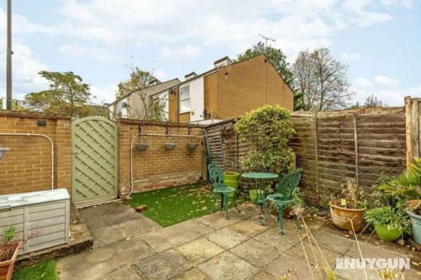 Charming 2 Bedroom Home in South London With Garden Dış Mekan