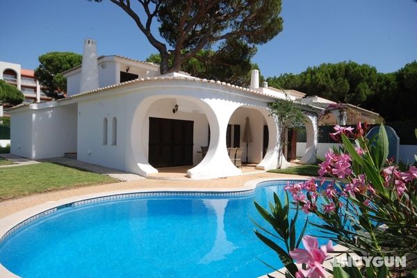 Charming 3-bed Villa With Pool in Olhos de Agua Öne Çıkan Resim