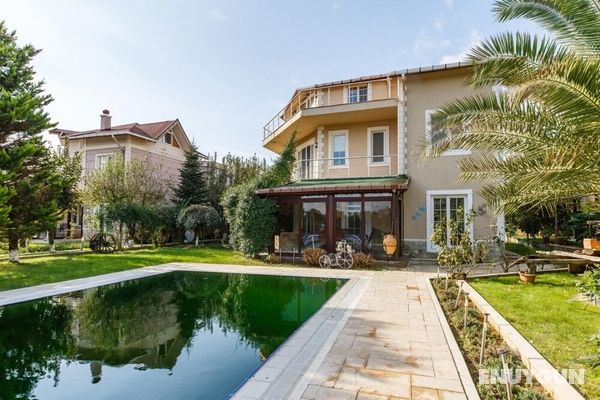 Charming Villa With Pool and Garden in Gebze Öne Çıkan Resim