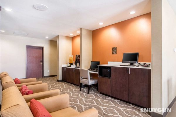 Comfort Suites Airport on Meridian Genel