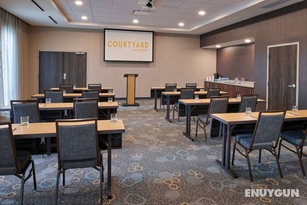 Courtyard by Marriott Petoskey at Victories Square Genel