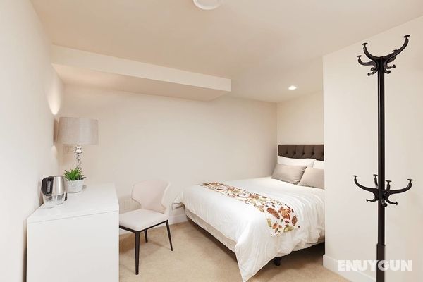 Cozy 3 Bedroom Suite near Queen Elizabeth Park Öne Çıkan Resim