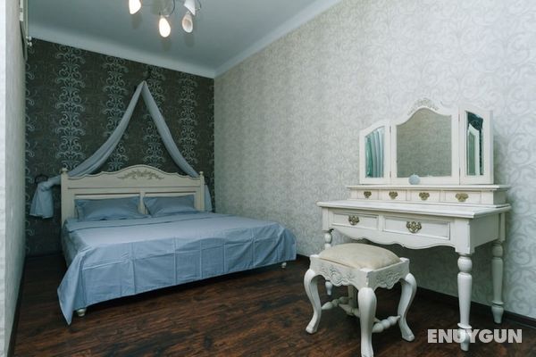 Cozy apartment near Palace Ukraine Öne Çıkan Resim