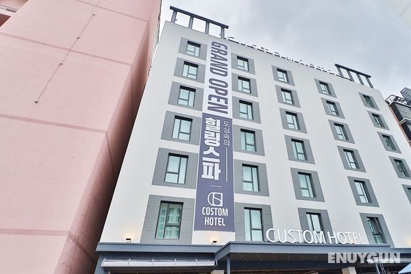 Custom Hotel Öne Çıkan Resim