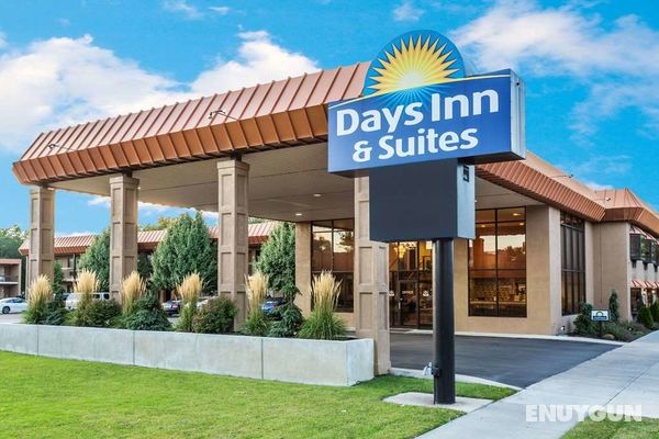 Days Inn & Suites by Wyndham Logan Genel