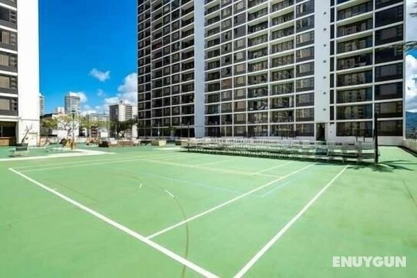 Deluxe 12th Floor Garden View Condo at Waikiki Banyan by Redawning Genel