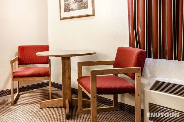 Econo Lodge Inn & Suites Newton Genel