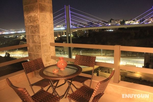 Elegant Modern & Style Hillview Balcony Öne Çıkan Resim