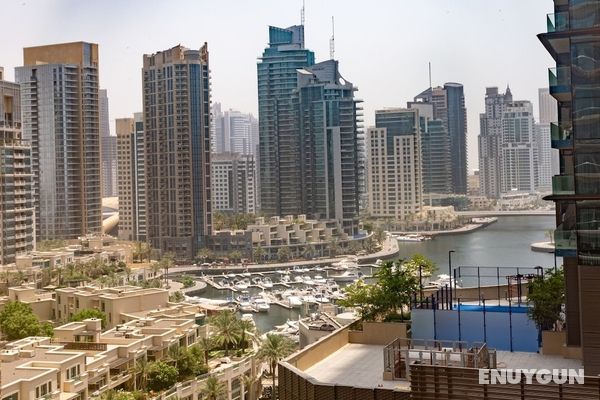 Elegant & Spacious 2BR Apartment In Dubai Marina Öne Çıkan Resim